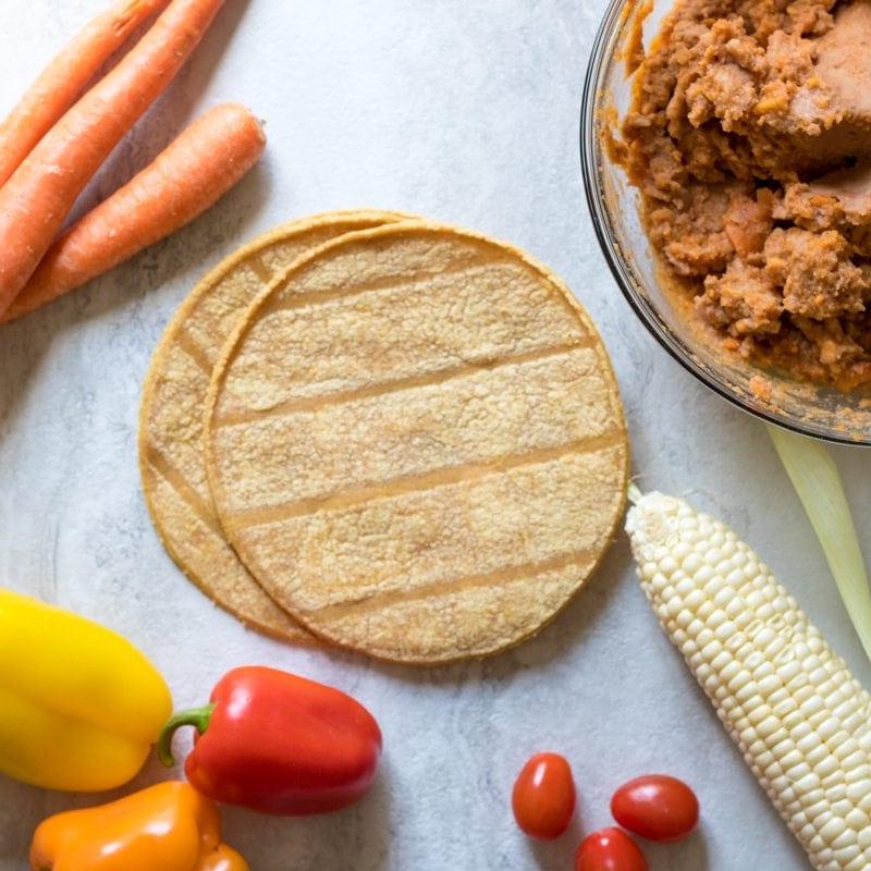 Zutaten für Tostadas auf weißem Brett.
