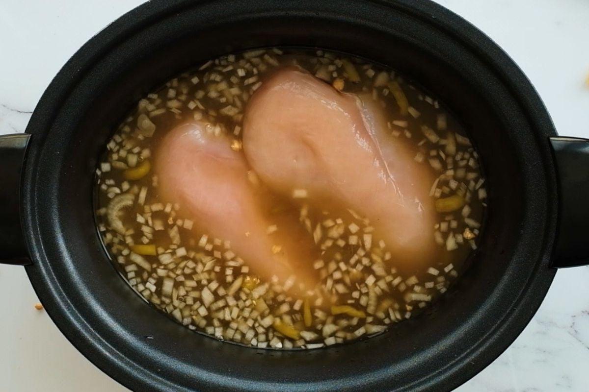 Zutaten für weißes Hähnchen-Chili im Slow Cooker.