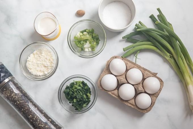 Zutaten für Instant Pot Frittata auf weißer Arbeitsplatte