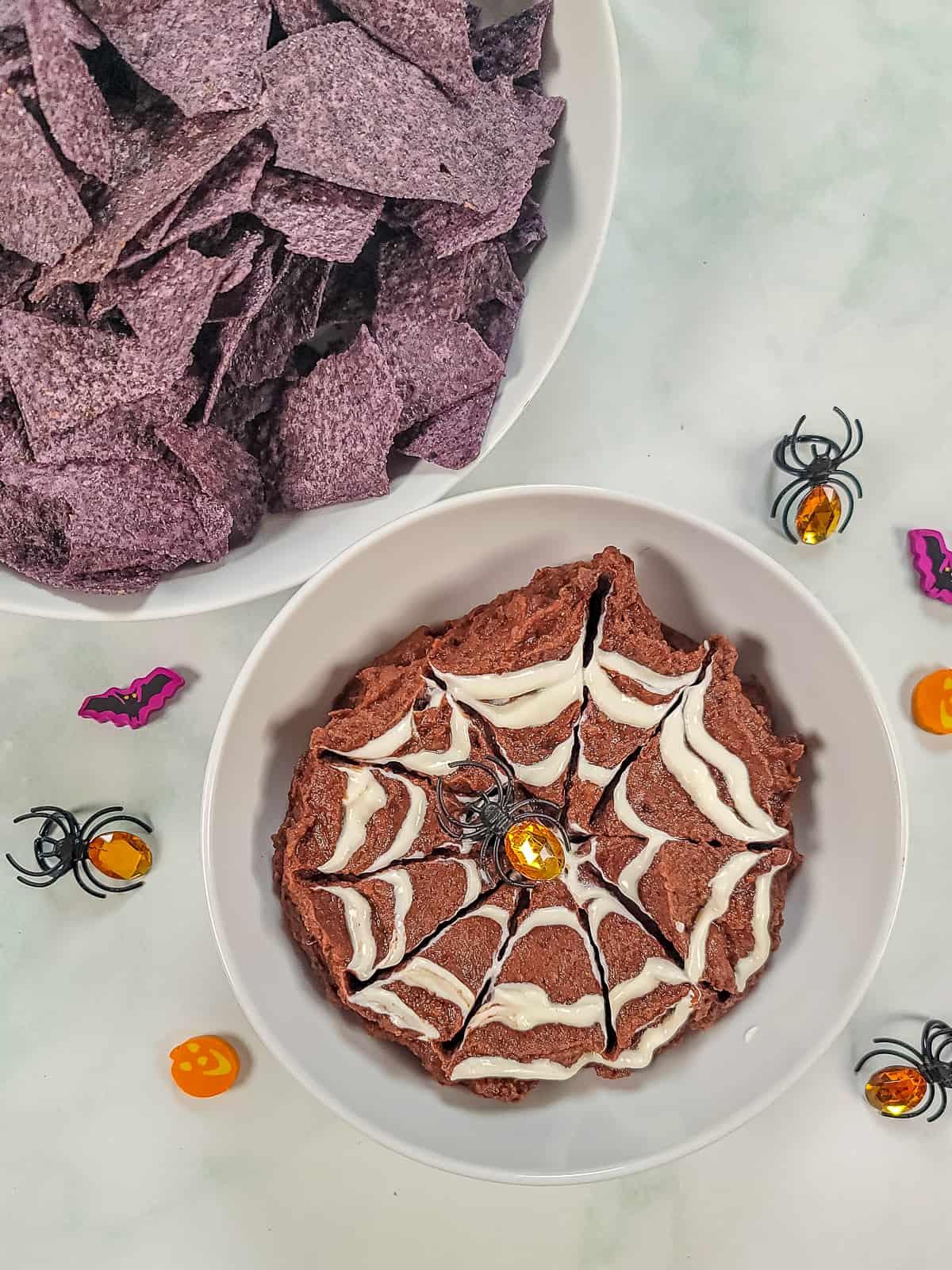 Schwarzer Bohnen-Dip mit Spinnennetz aus Saurer Sahne.