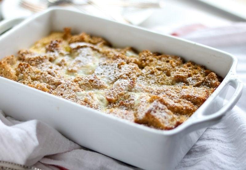 Gebackener French Toast Auflauf in weißer Form.