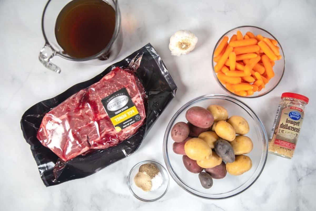 Zutaten für Schmorbraten aus dem Slow Cooker auf der Theke.