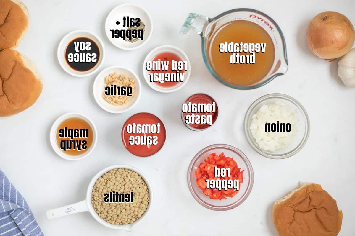 Linsen-Sloppy-Joes Zutaten Zutaten für vegane Sloppy Joes mit Linsen, beschriftet auf der Arbeitsplatte.