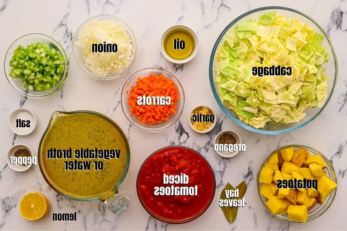 Zutaten Kohlsuppe Instant Pot Zutaten für Kohlsuppe mit beschrifteten Etiketten.