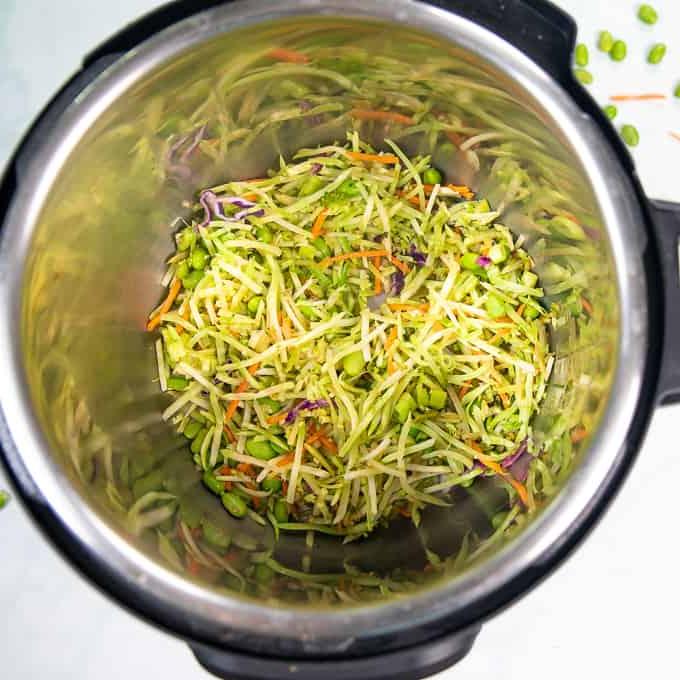 Geriebener Brokkoli und Karotten im Innentopf des Instant Pots.