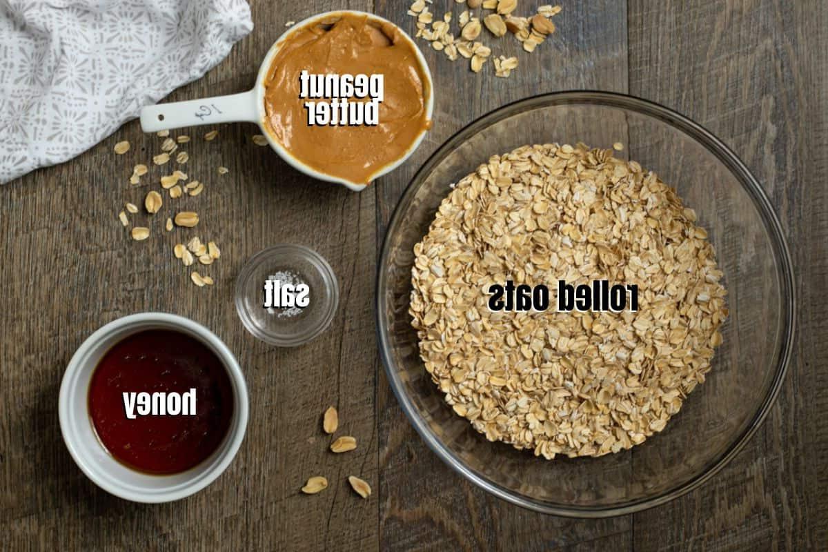 Zutaten für Erdnussbutter-Haferflocken-Riegel beschriftet.