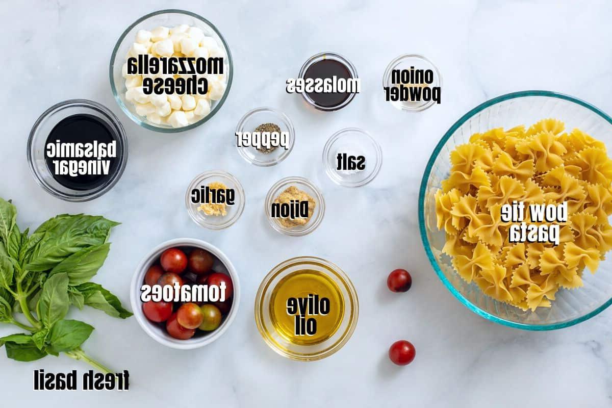 Zutaten für Caprese Nudelsalat, deutlich beschriftet.