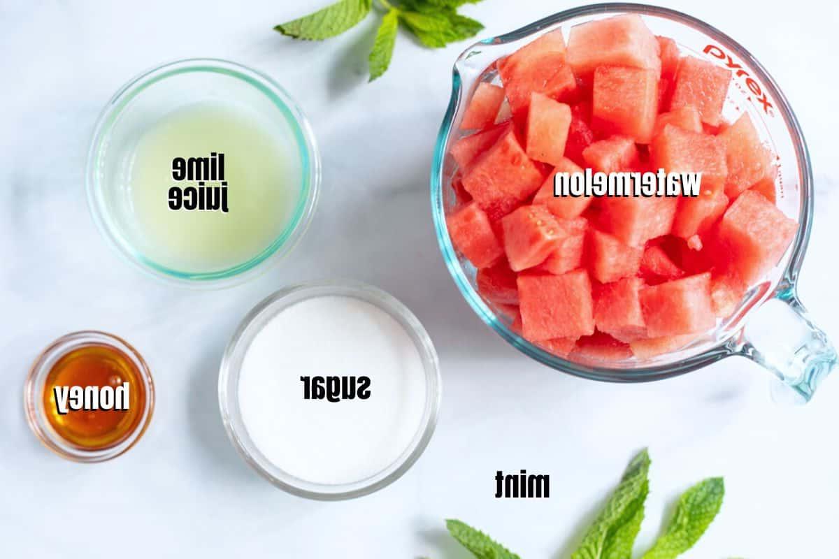 Wassermelonen Granita Rezept Zutaten für Wassermelonen Granita, auf der Theke beschriftet.