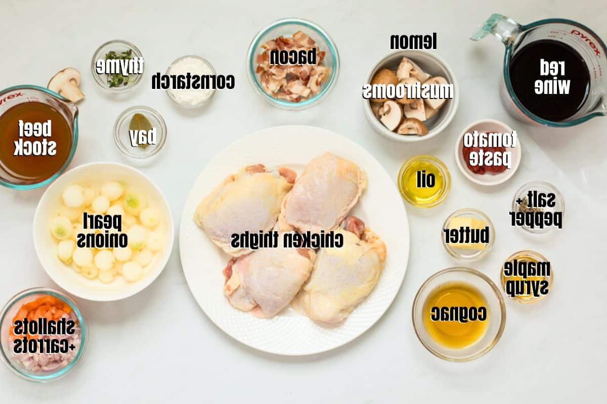 Zutaten für Instant Pot Coq au Vin auf dem Küchentisch.
