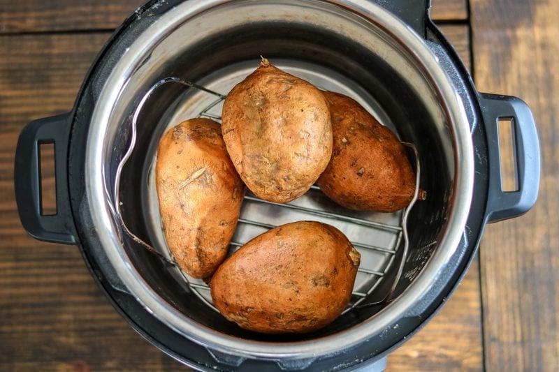 Rohe Süßkartoffeln im Instant Pot, bereit zum Kochen auf dem Dämpfeinsatz.
