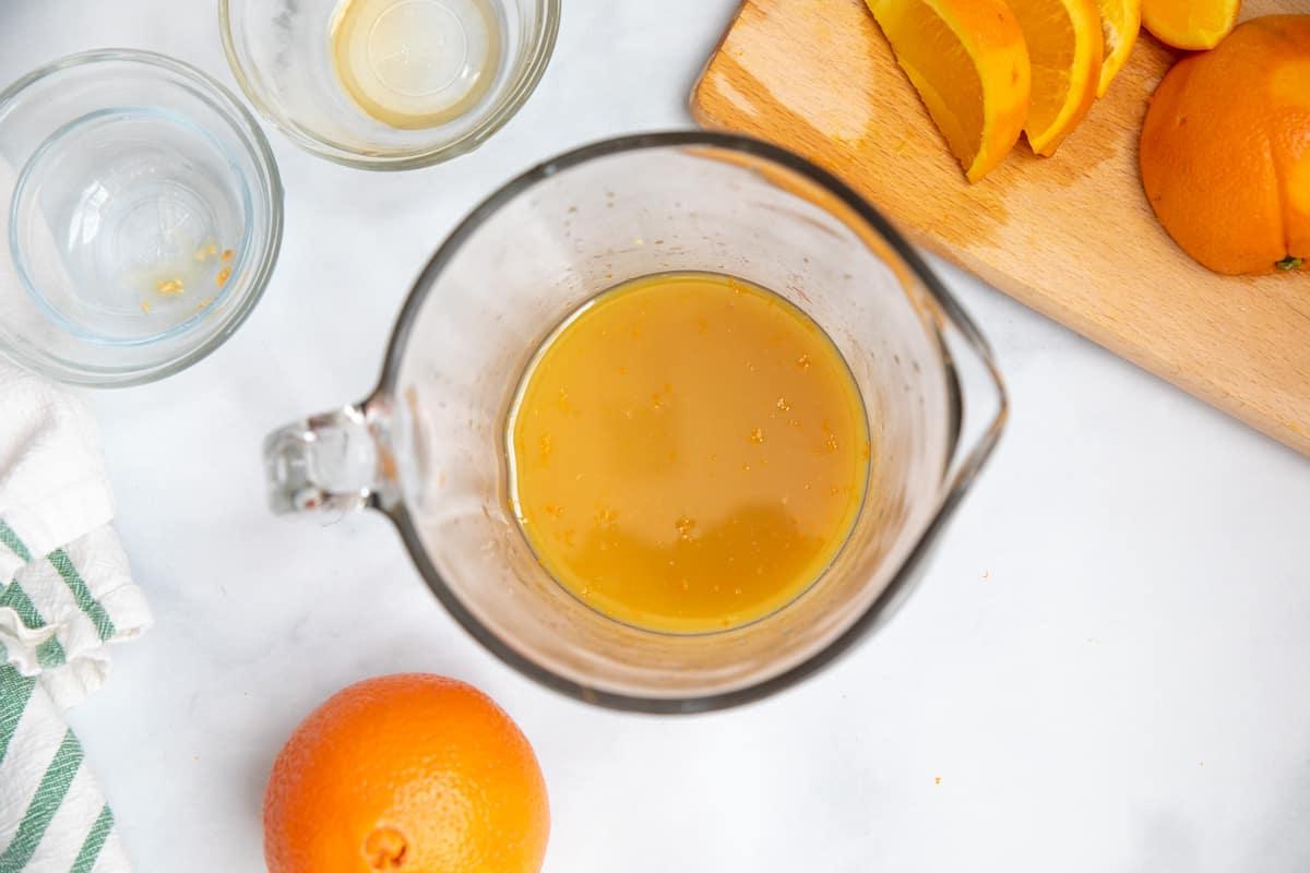 Zutaten für die Orangen-Hähnchen-Sauce, gemischt in einem Glasmessbecher.