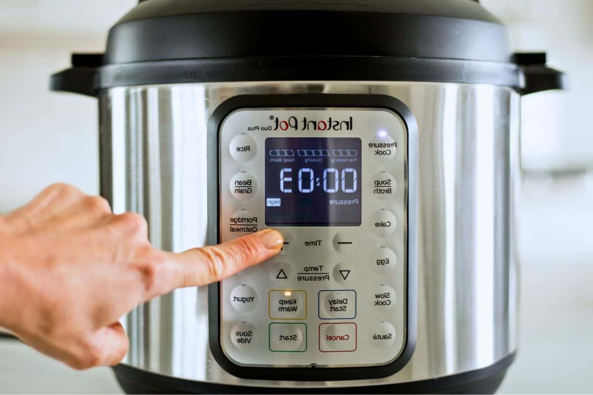 Plus- oder Minus-Tasten zum Einstellen der Zeit am Instant Pot auf 3 Minuten bei hohem Druck.