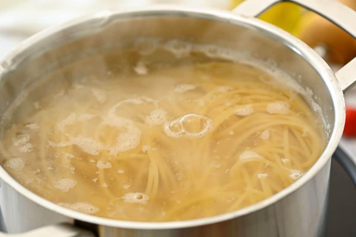 Nudeln kochen in kochendem, gesalzenem Wasser.