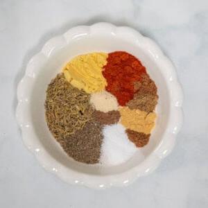 Weiße Schale mit Gewürzmischung für Old Bay