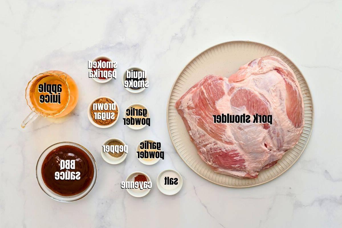 Zutaten für Instant Pot Pulled Pork mit BBQ-Soße auf der Arbeitsplatte etikettiert.