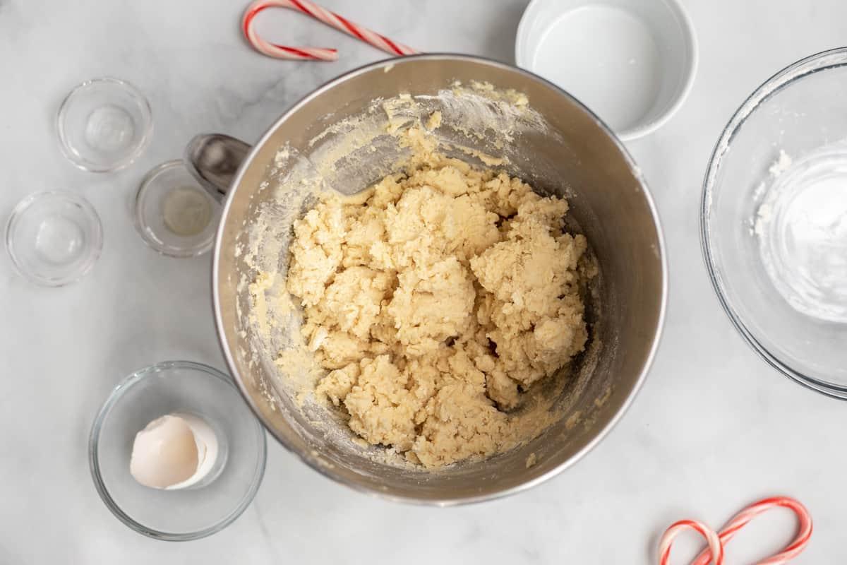 Zuckerstangen-Plätzchenteig in der Küchenmaschine.