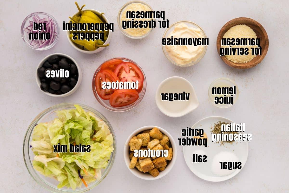 Zutaten für Olive Garden Salat und Olive Garden Dressing auf der Küchentheke etikettiert.