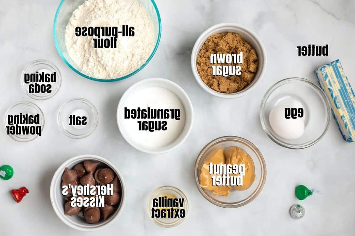 Zutaten für Erdnussbutter-Blüten-Kekse auf der Küchentheke, beschriftet.