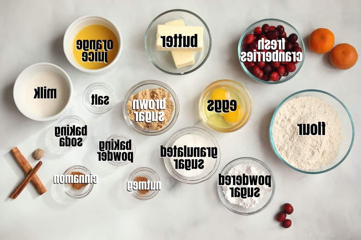 Zutaten für Cranberry-Muffins auf der Theke angeordnet und beschriftet.