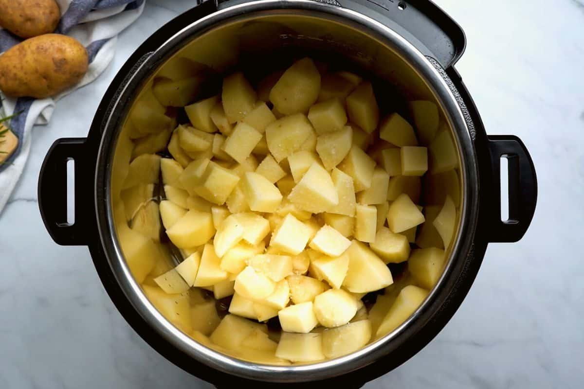 Gewürfelte Kartoffeln im Innentopf des Instant Pots.