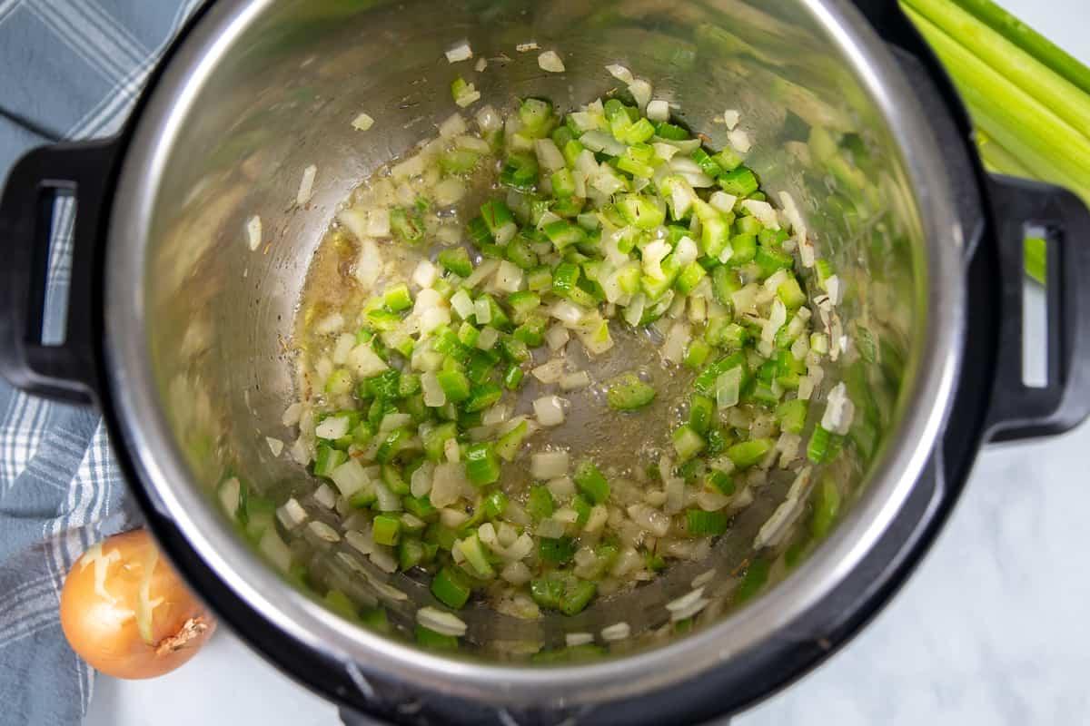 Zwiebeln und Sellerie im Instant Pot angedünstet.