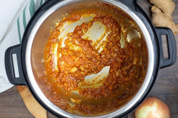 Gewürze und Tomatenmark für Butter Chicken, angeröstet im Instant Pot.