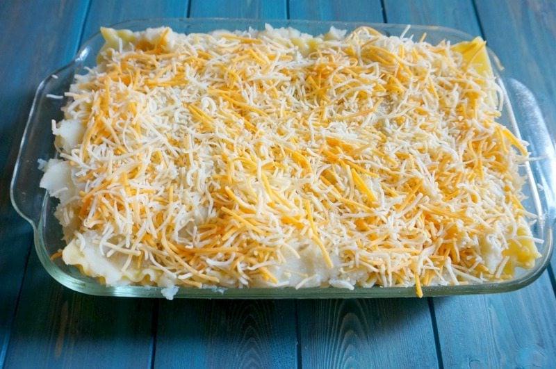 Vorbereitete Pierogi Lasagne in Glasschale vor dem Backen