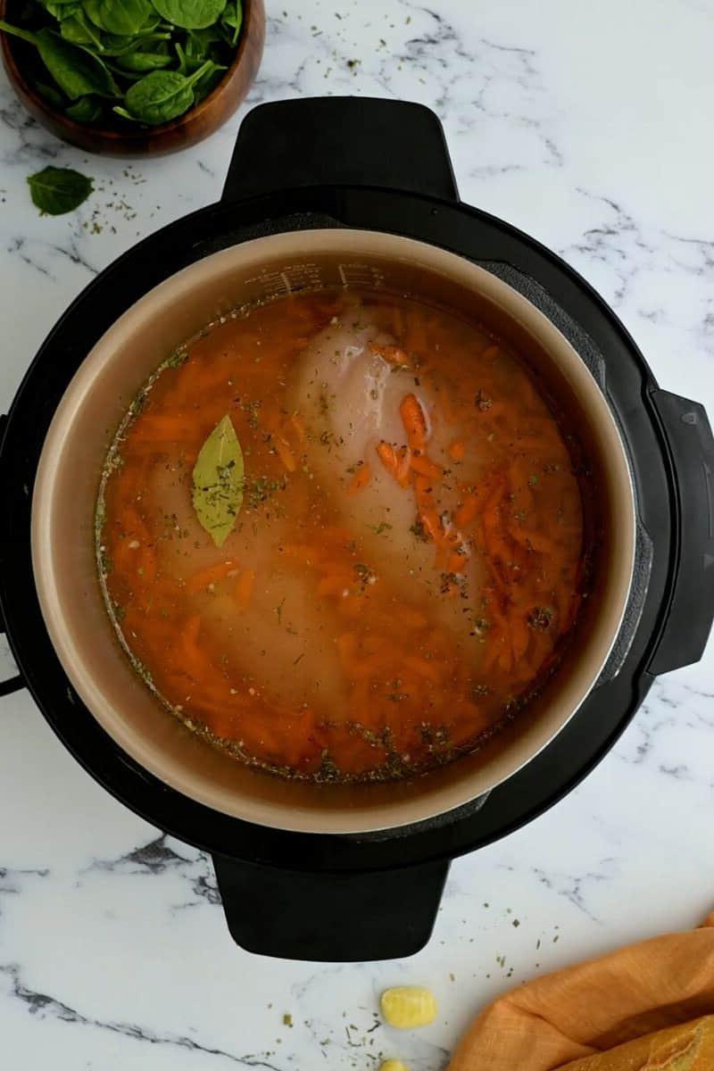 Zutaten im inneren Topf des Instant Pots für die Hähnchen Gnocchi Suppe.