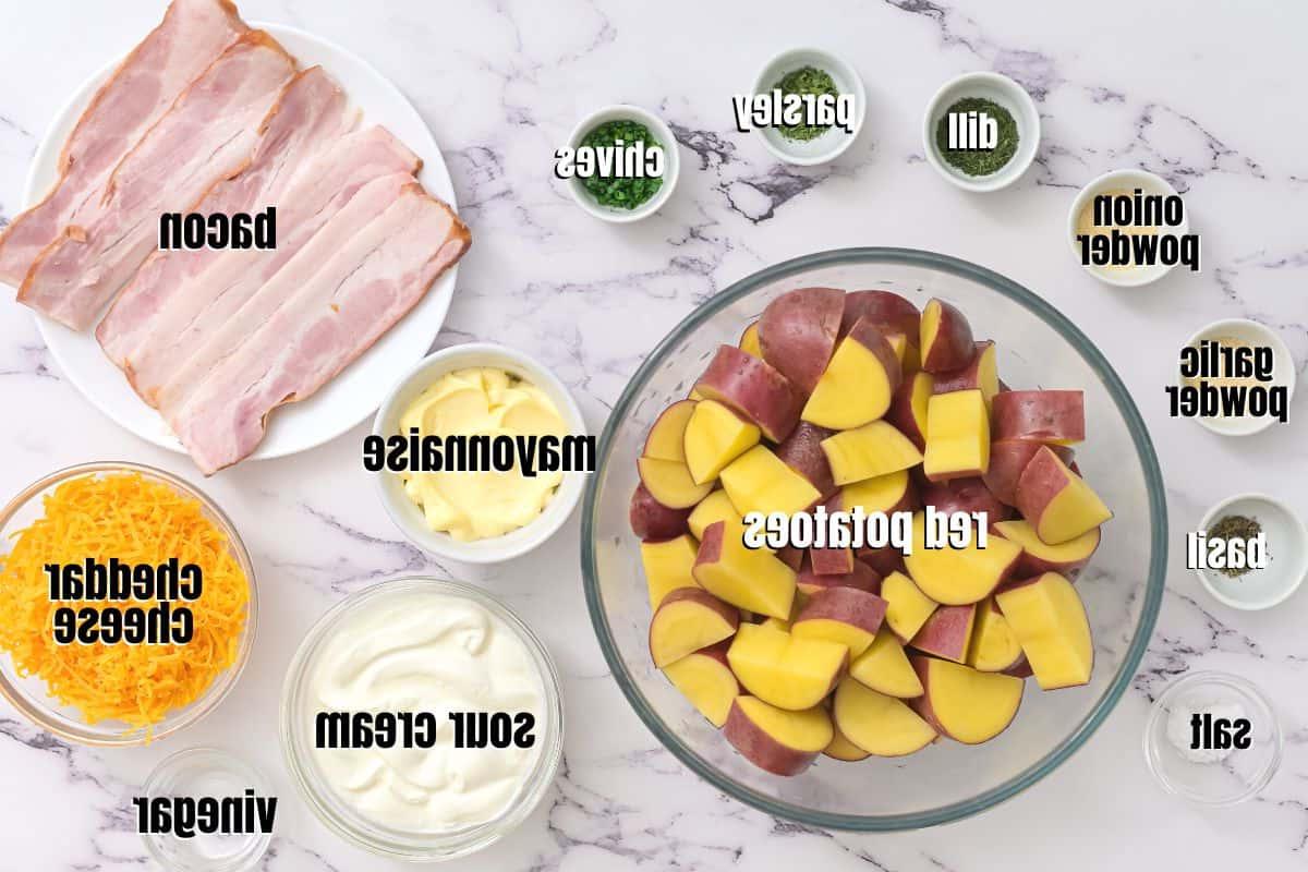 Zutaten für Speck Ranch Kartoffelsalat auf einer Arbeitsplatte beschriftet.