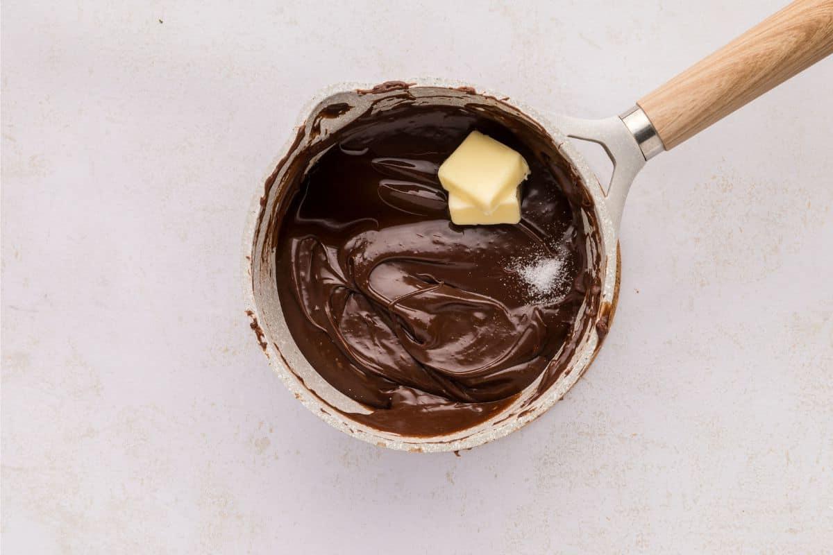 Topf mit geschmolzenen Schokoladenchips, Butter und Salz hinzugefügt.