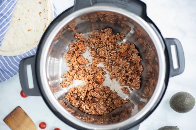 Instant Pot mit gebratenem Taco-Fleisch im Innentopf.