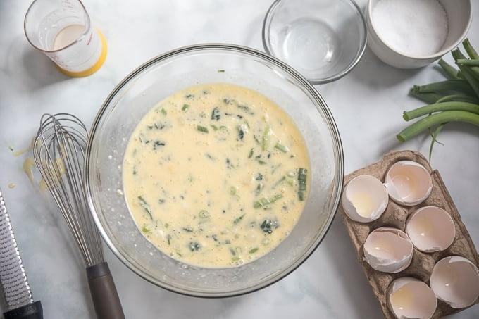 Eier-Frittata-Mischung in klarer Schüssel