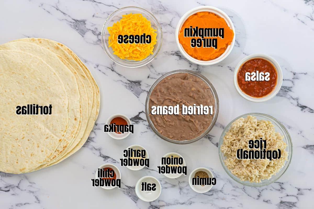 Zutaten für Bohnenmus-Burritos, auf der Arbeitsplatte ausgelegt und beschriftet.