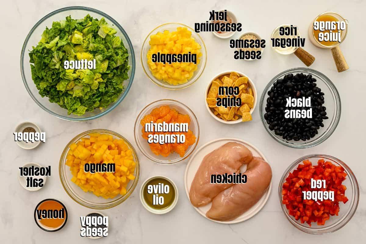 Zutaten für Karibischen Hähnchensalat auf einer Arbeitsplatte beschriftet.