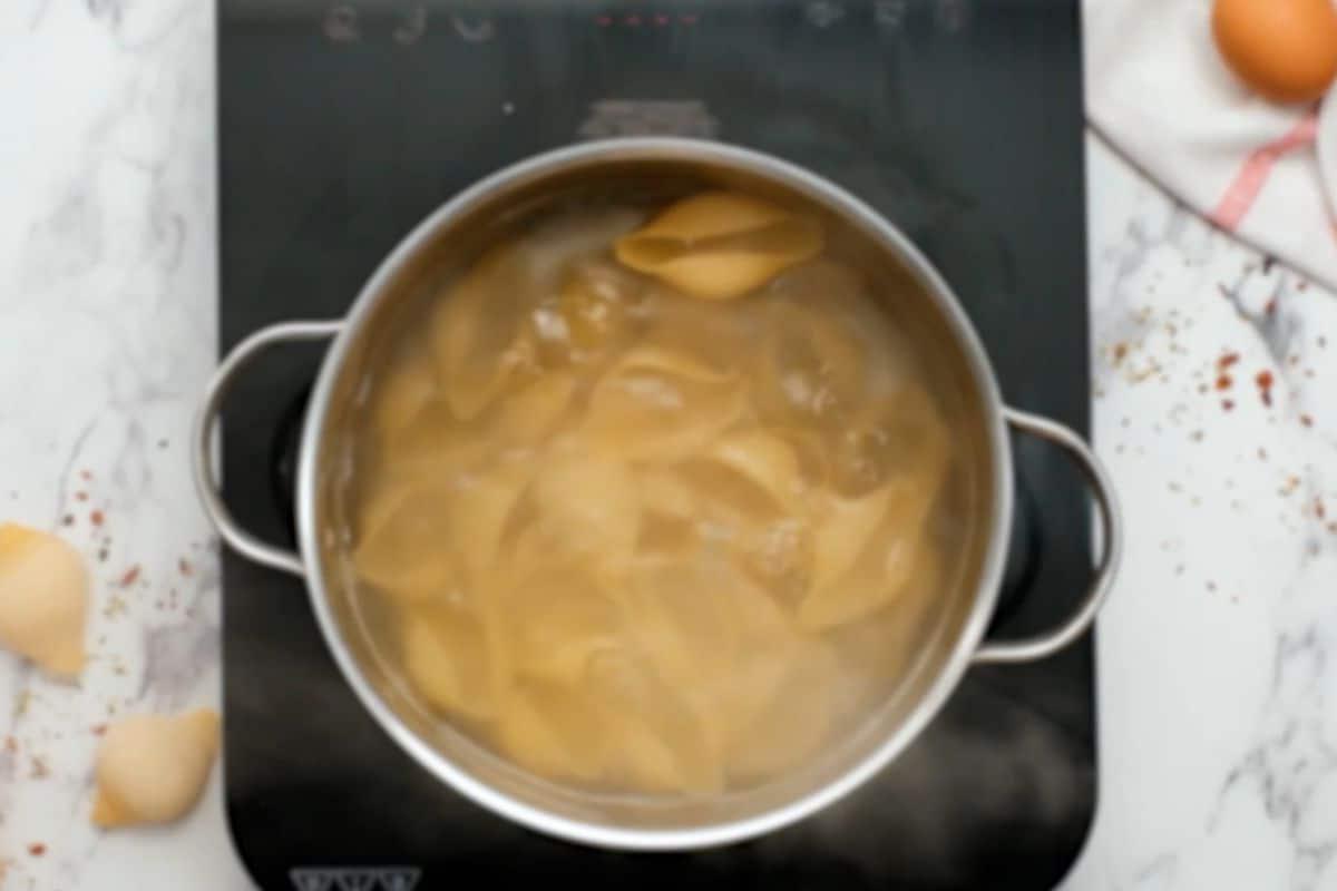 Einfaches Rezept für Gefüllte Muscheln Riesen-Nudelschalen kochen in einem großen Topf mit kochendem Wasser.