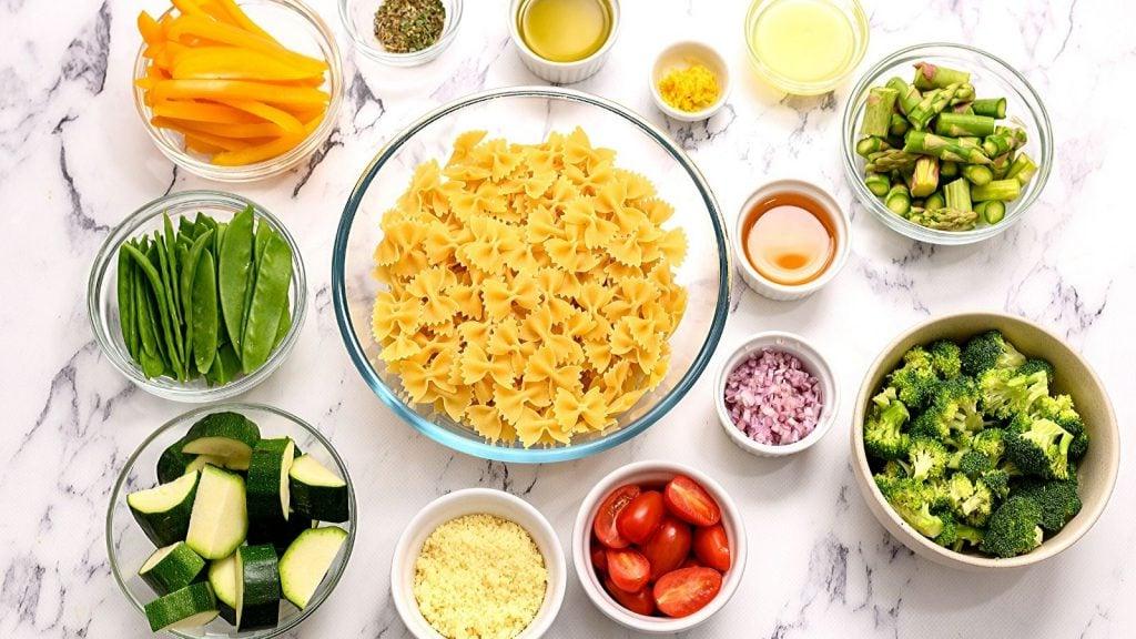 Zutaten für Pasta Primavera auf einer weißen Küchenarbeitsplatte.