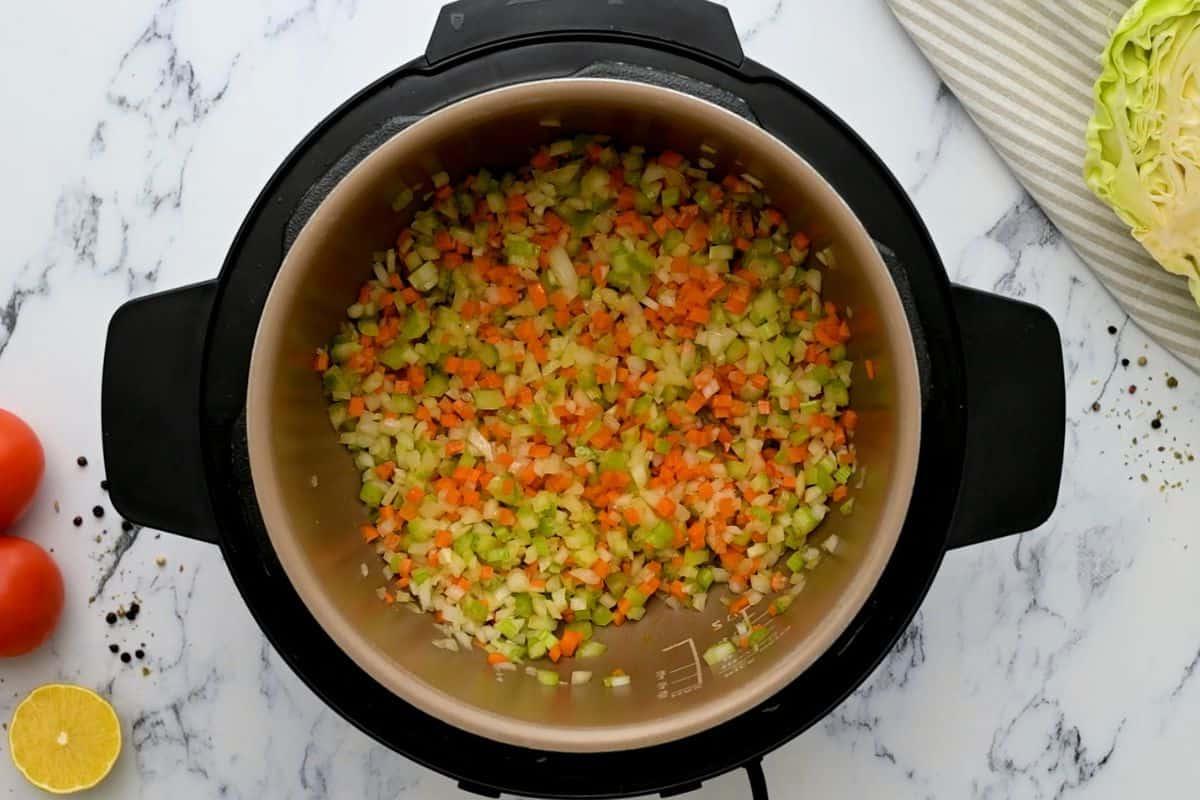 IP Kohlsuppe Zubereitung Angebratene Karotten, Zwiebeln und Sellerie im Instant Pot.