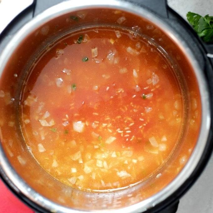 Instant Pot mit mexikanischem Reis vor dem Kochen