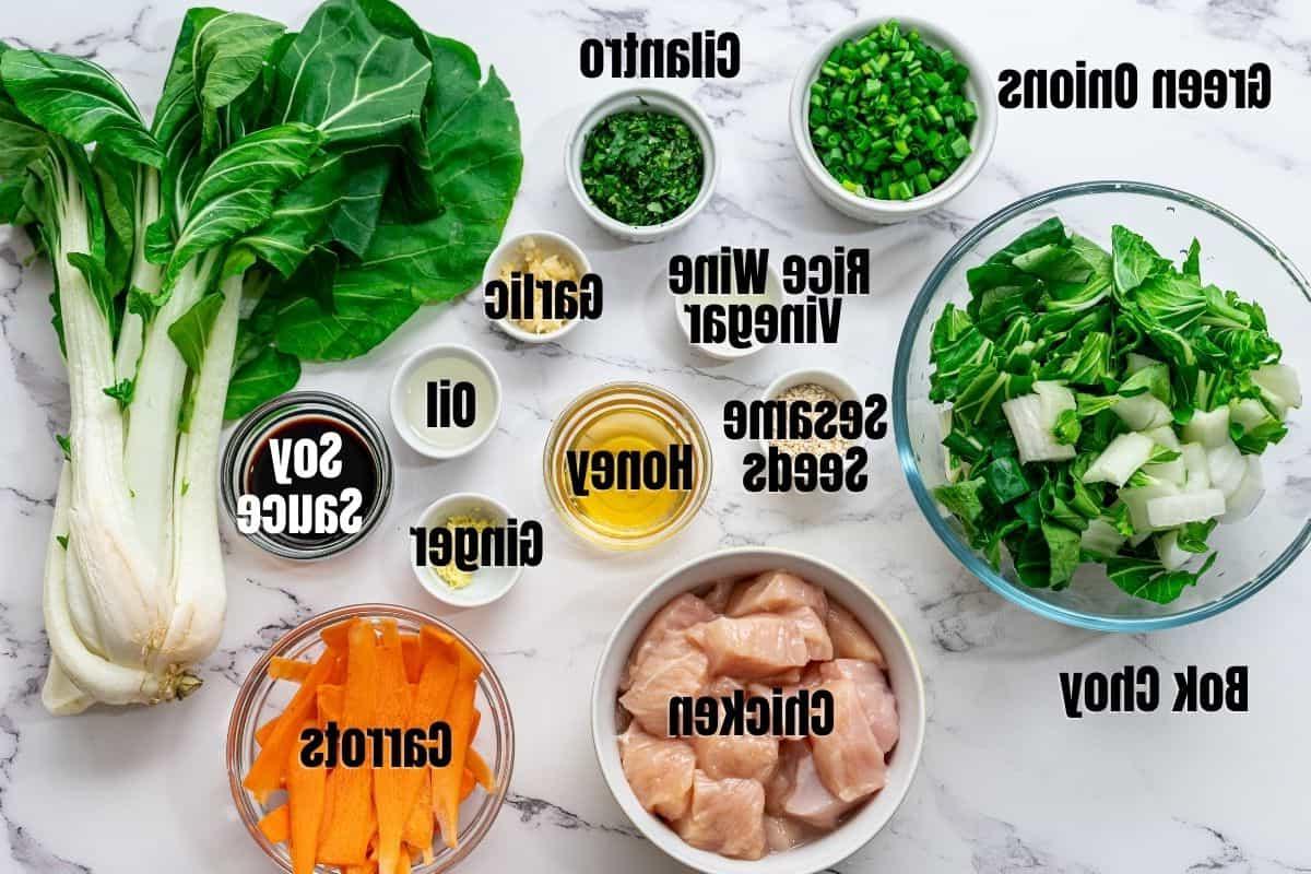 Zutaten für Bok Choy und Hähnchen-Stir-Fry auf der Theke beschriftet.