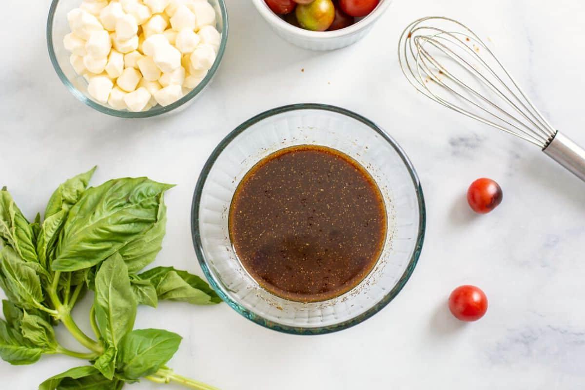 Balsamico-Dressing in einer kleinen Schüssel für Nudelsalat.