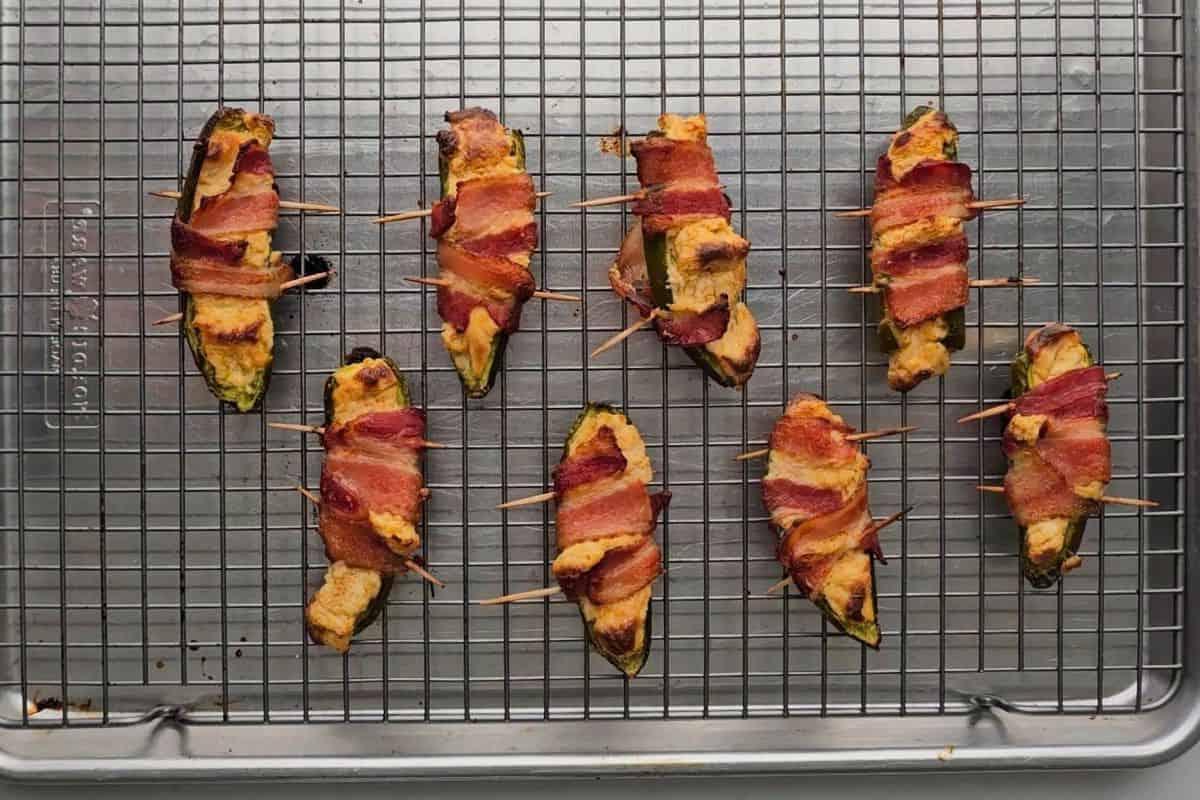 Jalapeño Poppers auf einem Backblech im Speckmantel nach dem Backen, bereit zum Servieren.