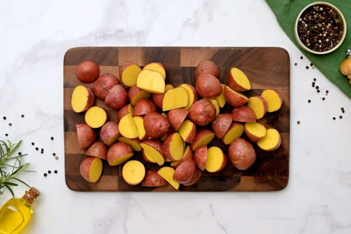 Halbierte rote Baby-Kartoffeln auf dem Backblech.