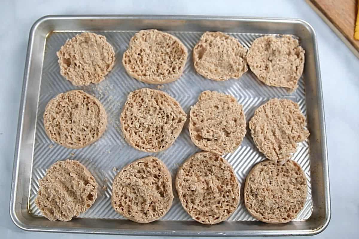 English Muffins auf einem Backblech getoastet.