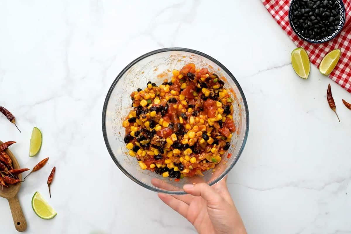 Einfaches Cowboy Hähnchen Mexiko-Mais, Tomaten, Bohnen und Gewürze für Cowboy Hähnchen kombiniert.