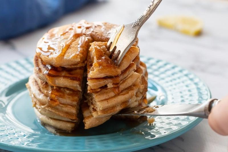 Ein Stapel Vollkornpfannkuchen wird geschnitten.