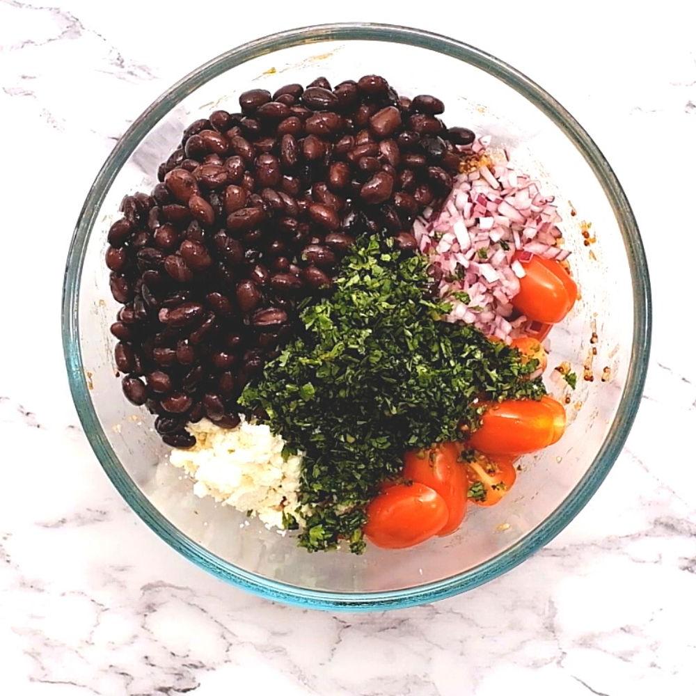 Zutaten für Quinoa Salat in einer Rührschüssel.