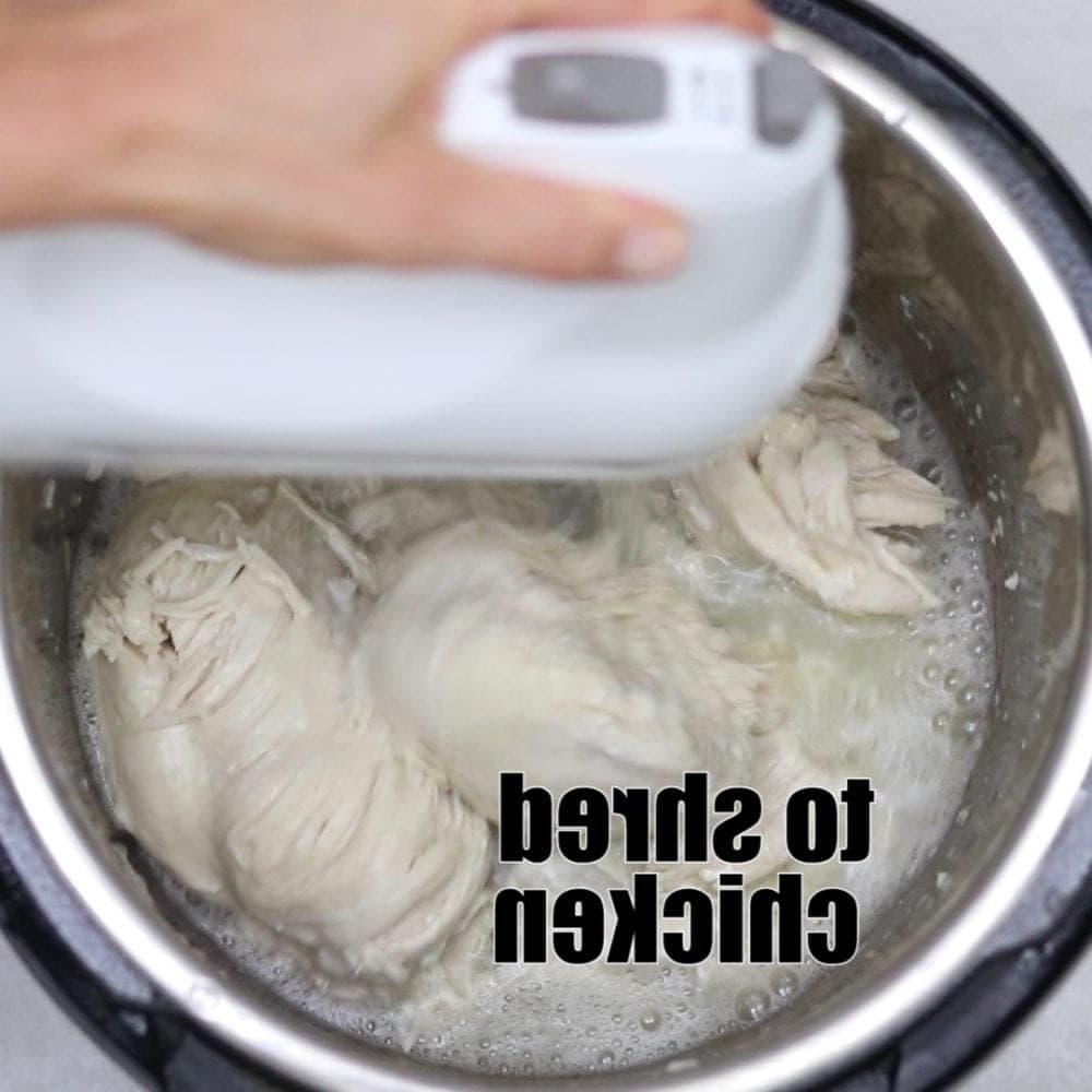 Hähnchen zerkleinern mit KitchenAid Mixer. Text: Hähnchen zerkleinern.