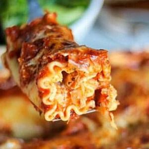 Lasagne-Rolle wird aus der Auflaufform genommen