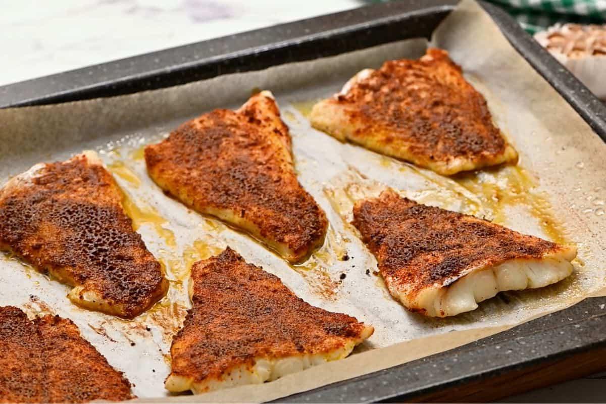Gebackener Weißfisch, gewürzt mit Taco-Gewürz, für Backblech-Fisch Tacos.
