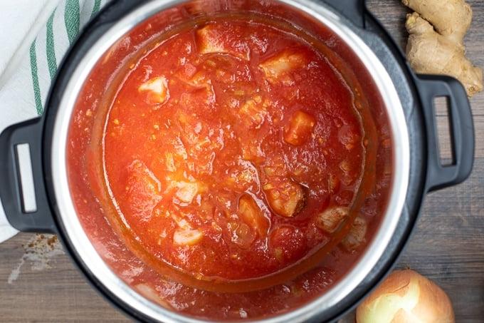 Butter Chicken Mischung im Schnellkochtopf.